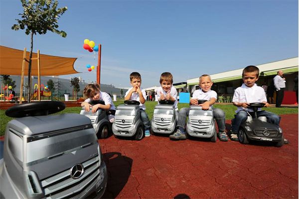 Megnyitotta kapuit a Mercedes-Benz gyár saját óvodája és bölcsődéje