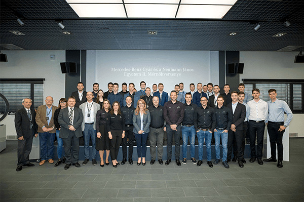 Mérnökhallgatókat díjaztak a Mercedes-Benz gyárban